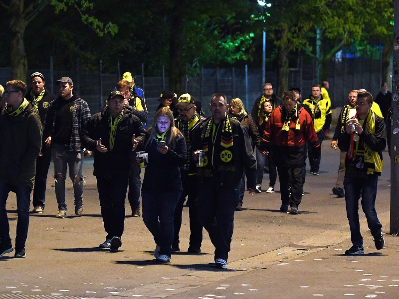 Fans auf dem Weg aus dem Stadion.