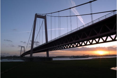 Bildkalender Rhein Issel, Rheinbrücke in Emmerich am Abend, Foto: Dirk Schuster