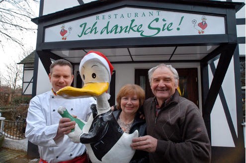 Familienbande: Michael, Monika und Willi Lippens in ihrem neuen Restaurant. Foto: Friedhelm Zingler 