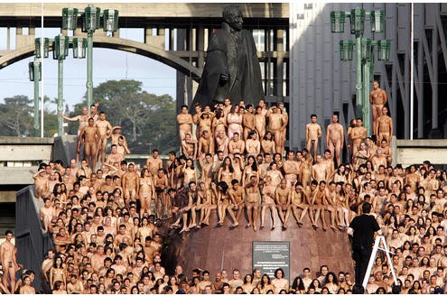 Die Sprache ist die gleiche, das Land ein anderes: Hier ein Werk, das Tunick in Venezuela aufgenommen hat. Vor der Statue des südamerikanischen Freiheitskämpfers Simón Bolívar versammelten sich 1500 Menschen.