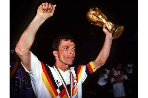 Matthäus mit dem Weltpokal.