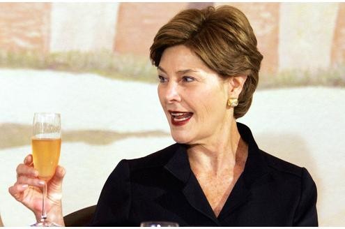 Prost auf den 40. Platz: Die Frau des ehemaligen US-Präsidenten, Laura Bush. (Foto: ddp)