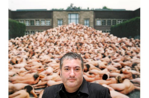 Auch in NRW war Spencer Tunick bereits zu Gast. Hier vor dem Düsseldorfer Museum Kunst Palast im Sommer 2006. 