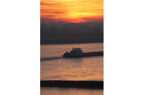 Abendstimmung Blick von der Rheinbrücke Emmerich Richtung Kleve Emmerich 19.12.2006 Foto . Dirk Schuster