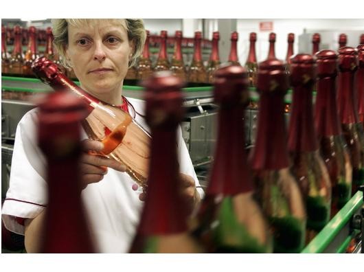 Blick in die Rotkäppchen-Produktion in Freyburg. Foto: Jens Schlueter/ddp