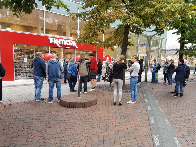 Gegen 9 Uhr schlugen zur Eröffnung von TK Maxx in Duisburg die ersten Besucher auf.