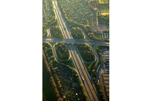 Duisburg: Autobahnkreuz A40 und A59 mit Kleingärten am 15.04.2007. (Luftbild/Copyright: Hans Blossey)