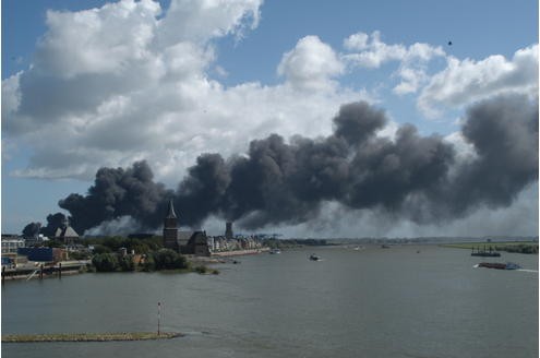 Großbrand Alter Güterbahnhof/Lagerhalle, Blick von der Emmericher Rheinbrücke 4.9.2007 Foto: Dirk Schuster