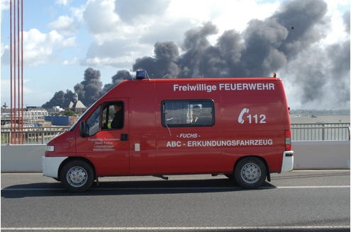 Großbrand Alter Güterbahnhof/Lagerhalle, Blick von der Emmericher Rheinbrücke 4.9.2007 Foto: Dirk Schuster