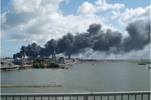 Großbrand Alter Güterbahnhof/Lagerhalle, Blick von der Emmericher Rheinbrücke 4.9.2007 Foto: Dirk Schuster