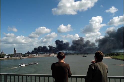 Großbrand Alter Güterbahnhof/Lagerhalle, Blick von der Emmericher Rheinbrücke 4.9.2007 Foto: Dirk Schuster