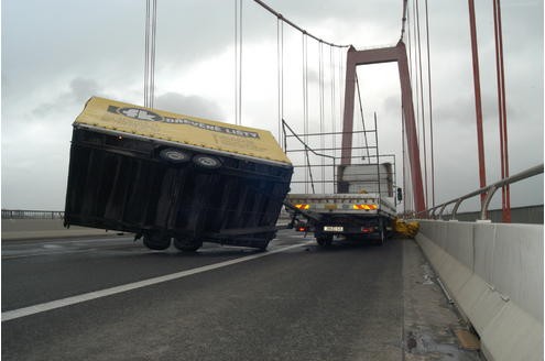 Orkan Kirsten führte zu Brückensperrungen in Emmerich und Rees Rheinbrücke Emmerich - Kleve nach Unfall stundenlang gesperrt. Emmerich 12.3.2008 Foto Dirk Schuster