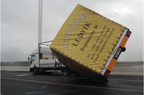 Orkan Kirsten führte zu Brückensperrungen in Emmerich und Rees Rheinbrücke Emmerich - Kleve nach Unfall stundenlang gesperrt. Emmerich 12.3.2008 Foto Dirk Schuster