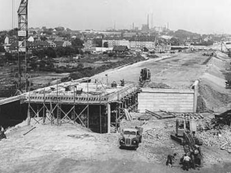 Kreuzungsbauwerk A Ruhrschnellweg/Hofsteder Straße im Bau.