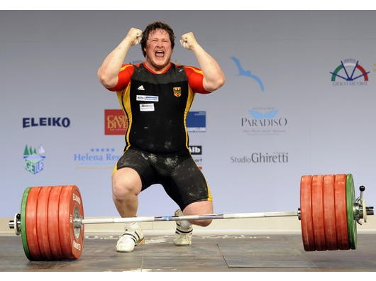 Die Goldmedaille im Gewichtheben hat ihn berühmt gemacht. Foto: afp