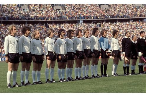 Mannschaftsfoto der Nationalmannschaft: (v. li.) Uli Hoeneß, Paul Breitner, Berti Vogts, Jürgen Grabowski, Gerd Müller, Wolfgang Overath, Jupp Heynckes, Hans-Georg Katsche Schwarzenbeck, Bernd Cullmann, Torwart Sepp Maier und Franz Beckenbauer.