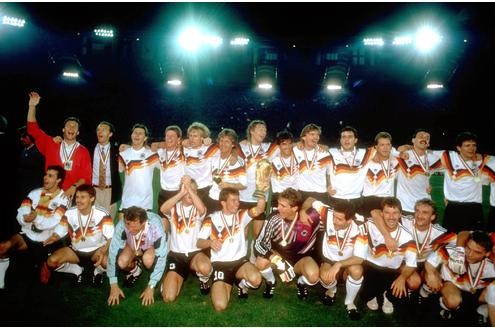 Die Weltmeister: (hi. v. l.) Co-Trainer Osieck, Teamchef Beckenbauer, Augenthaler, Reuter, Klinsmann, Mill, Buchwald, Riedle, Steiner, Berthold, Köpke, Kohler, Möller; (vo. v. l.) Littbarski, Thon, Torwarttrainer Maier, Brehme, Matthäus, Illgner, Bein, Hermann, Völler, Häßler.