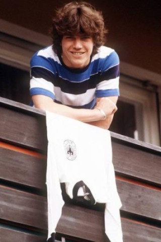 Jungnationalspieler Lothar Matthäus präsentiert das Trikot seines ersten Länderspiels. Foto: imago, Lothar Matthäus (li.) gegen Willy van de Kerkhof (Niederlande) beim Spiel BRD gegen Holland (3:2). Foto: imago