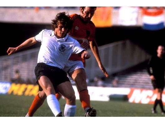 Lothar Matthäus (li.) gegen Willy van de Kerkhof (Niederlande) beim Spiel BRD gegen Holland (3:2). Foto: imago