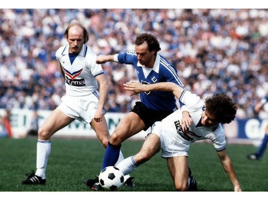 Ulli Bittcher im Zweikampf mit Hamburgs Willi Reimann (Mitte) beim 2:1-Sieg der Schalker gegen den HSV. Foto: Imago