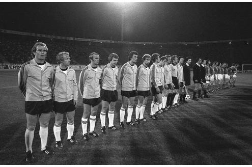 Die Nationalmannschaft in der Nacht von Belgrad 1976: (v.li.) Uli Hoeneß, Berti Vogts, Erich Beer, Bernard Dietz, Dieter Müller, Bernd Hölzenbein, Rainer Bonhof, Herbert Wimmer, Hans-Georg Schwarzenbeck, Torwart Sepp Maier, Franz Beckenbauer.