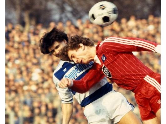 Ditmar Jakobs (re., HSV) gegen Uwe Helmes (Duisburg). Foto: imago