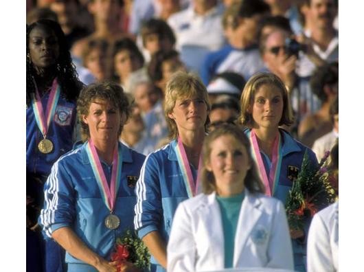 Siegerehrung 4x400 Meter v.re: Gaby Bussmann, Heidi Gaugel und Ute Thimm für den dritten Platz. Foto: imago