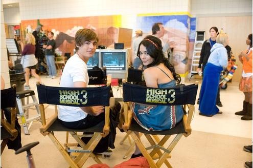 Troy (Zac Efron) und Gabriella (Vanessa Anne Hudgens) am Set von High School Musical 3. © Disney Enterprises 