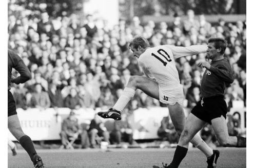 Die Fans von Borussia Mönchengladbach haben 1965 zum Aufstieg des Vereins in die Fußball-Bundesliga ihr Maskottchen, Fohlen Jünter, nach Günter Netzer benannt.