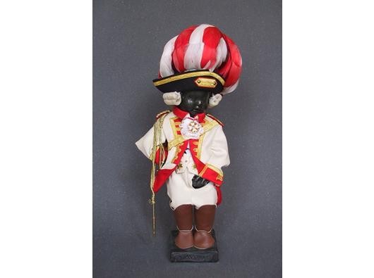 In der Uniform der Kölner Prinzengarde: Auch die Kölner Prinzengarde vermachte Manneken Pis eine Miniatur-Uniform. Um seine 812 Kostüme beneiden ihn sicherlich viele Kölner Karnevalisten. (Foto: Musée de la Ville de Bruxelles)