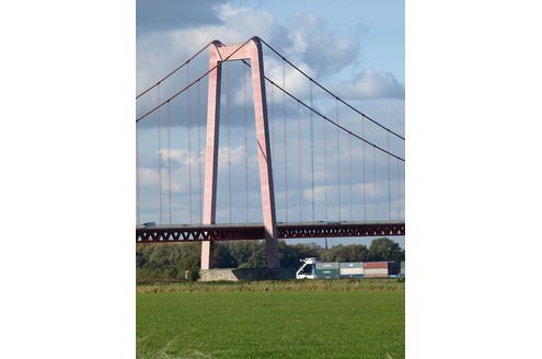 Das herrliche Herbstwetter zeigte den Niederrhein von seiner schönsten Seite Gegenüber von Emmerich am Rhein in den Rheinwiesen Rheinbrücke Emmerich - Kleve 9.10.2008 Foto Dirk Schuster