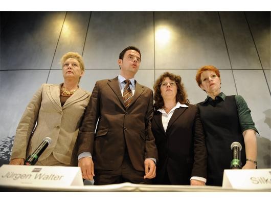 Die Abtrünnigen: Dagmar Metzger (v.l.), Jürgen Walter, Silke Tesch und Carmen Everts. Foto: ddp, Roland Koch (CDU, M.) mit seinem Regierungsprechter Dirk Metz. Foto: ddp