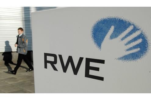 Platz 13 für den Essener Energiekonzern RWE, der 48,95 Milliarden Umsatz verbuchte. RWE musste sich damit ...