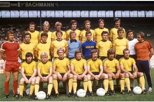 Ein Bild von 1976, als Lippens das Trikot des BVB trug: hi.v.li.: Willi Lippens, Hans-Gerd Schildt, Zoltan Varga, Mirko Votava, Helmut Nerlinger, Bernd Krauss, Herbert Meyer; Mitte: Trainer Otto Rehhagel, Peter Geyer, Friedhelm Schwarze, Gerd Kasperski, Torwart Horst Bertram, Peter Endrulat, Peter Fraßmann, Burkhard Segler, Co Ludwig, Masseur Mekelburg; vorn: Dietmar Reinhold Otto, Wolfgang Vöge, Hans-Joachim Wagner, Klaus Ackermann, Lothar Huber, Egwin Wolf, Hans-Werner Hartl; Foto: Imago