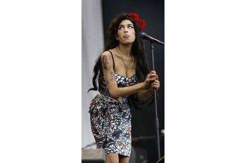 Auf Platz 2 wählten die FHM-Leser Amy Winehouse. Begründung: Winehouse (2008 Nr. 1 der Unsexiest-Liste) sah mit ihrer Bienenkorb-Frisur immer schon seltsam aus. Durch ihre Alkohol- und Drogenabstürze ist sie nun optisch und körperlich völlig hinüber. (Foto: AP)