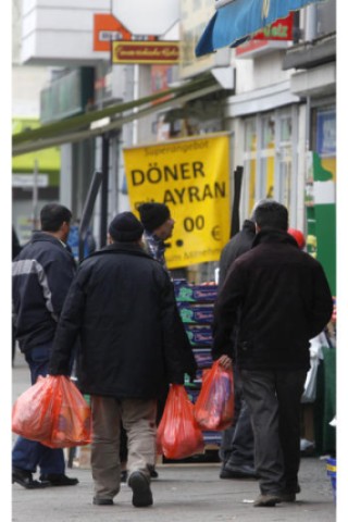 Tragen ihre Sorgen in die Moschee: Türkische Männer in Berlin-Kreuzberg. Foto: ap