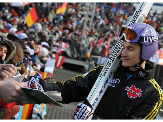 Martin Schmitt gibt in Willingen Autogramme. Foto: Tina Halberschmidt/WNM