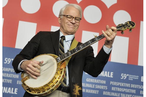 Steve Martin spielt auf der Pressekonferenz in Berlin Banjo.