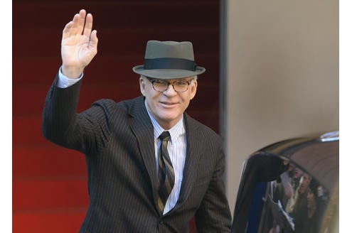 US-Schauspieler Steve Martin winkt bei seiner Ankunft vor der Pressekonferenz in Berlin.