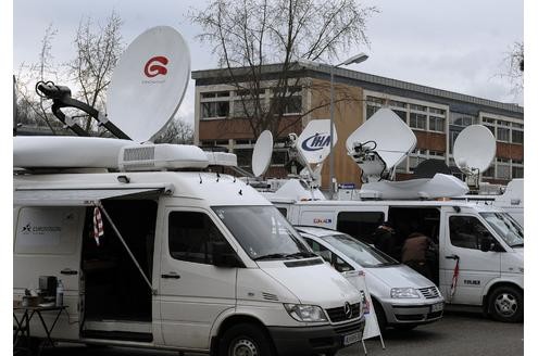 ... die Fernsehübertragungs-Wagen standen schon früh in Reih und Glied.