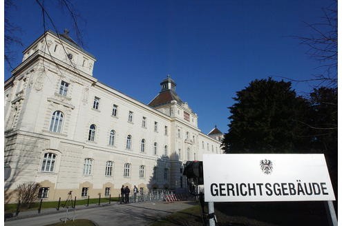 Der dritte Prozesstag: Die Sonne scheint vor dem Gerichtsgebäude in St. Pölten.