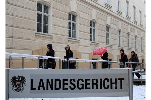 Der vierte Prozesstag: Mitarbeiter des Gerichts in St. Pölten erscheinen am Morgen zum Dienst.