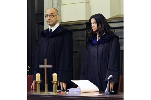 Das Gericht verurteilte ihn zu einer lebenslänglichen Haftstrafe und Einweisung in eine geschlossene Anstalt. Hier zwei der drei Berufsrichter: Helmut Weichhart (li.) und Andrea Humer.