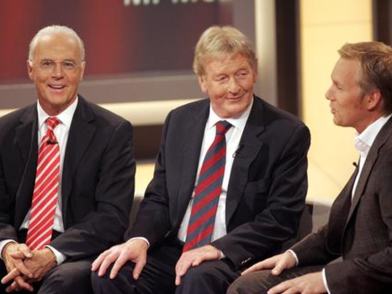 Unsere Besten lädt das ZDF im Mai 2006 in eine Fernsehshow. Neben Moderator Johannes B. Kerner sitzt Karl Heinz Schnellinger neben Franz Beckenbauer auf der Couch.