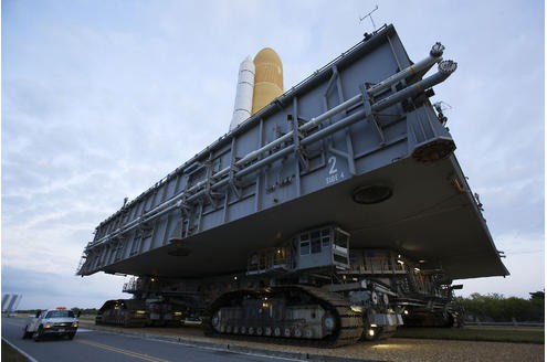 März 2009: Das Space Shuttle Atlantis wird zur Startplattform in Cape Canaveral gefahren.