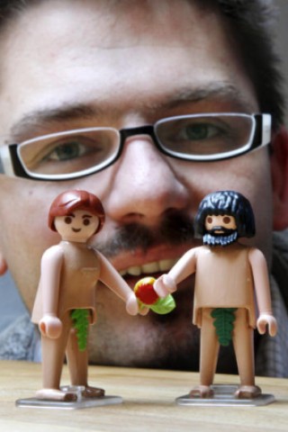 Adam und Eva, frei nach Playmobil. Foto: ap