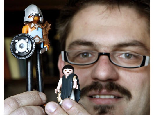 Markus Bomhard zeigt die von ihm veränderte Playmobil-Figuren David und Goliath. Foto: ap