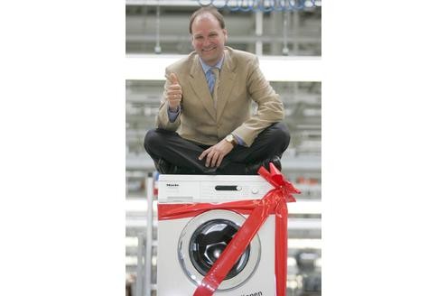 Markus Miele ist Geschäftsführer beim gleichnamigen Haushaltsgeräte-Hersteller. Er sitzt hier in Gütersloh auf seiner Waschmaschine.