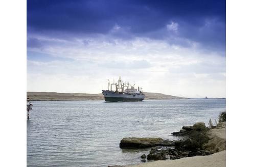 Hapag-Lloyd und andere Reedereien meiden möglichst die Fahrt durch den Suezkanal. Dafür nehmen sie eine längere Reisezeit von sieben Tagen um Afrikas Südspitze in Kauf. Eine Kanaldurchfahrt kostet laut Hapag 600 000 Dollar.