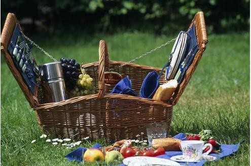 Ein Picknickkorb für Mahlzeiten unter freiem Himmel wird bei Internet-Händlern ab 19,95 Euro angeboten. Hinzu kommen noch Versandkosten. Es geht aber auch
edler: Die teuerste Outdoor-Geschirrgarnitur wird sogar für 268 Euro gelistet.